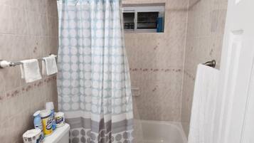 Secador de pelo, toallas, jabón y papel higiénico