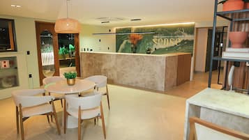 Classic Studio | Dining