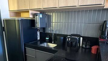 Apartamento | Cozinha privada | Frigobar, micro-ondas, cooktop, talheres/pratos/utensílios de cozinha
