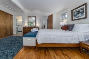 3 bedrooms, desk, iron/ironing board, free WiFi