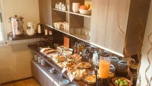 Un buffet proposant une variété de plats et de boissons.