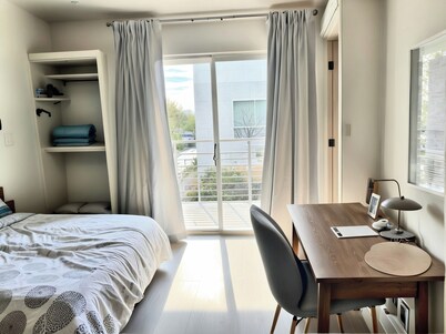 𝐵𝑒𝒶𝓊𝓉𝒾𝒻𝓊𝓁 Townhouse Haven from Hollywood—with PRIVATE BALCONY VIEW