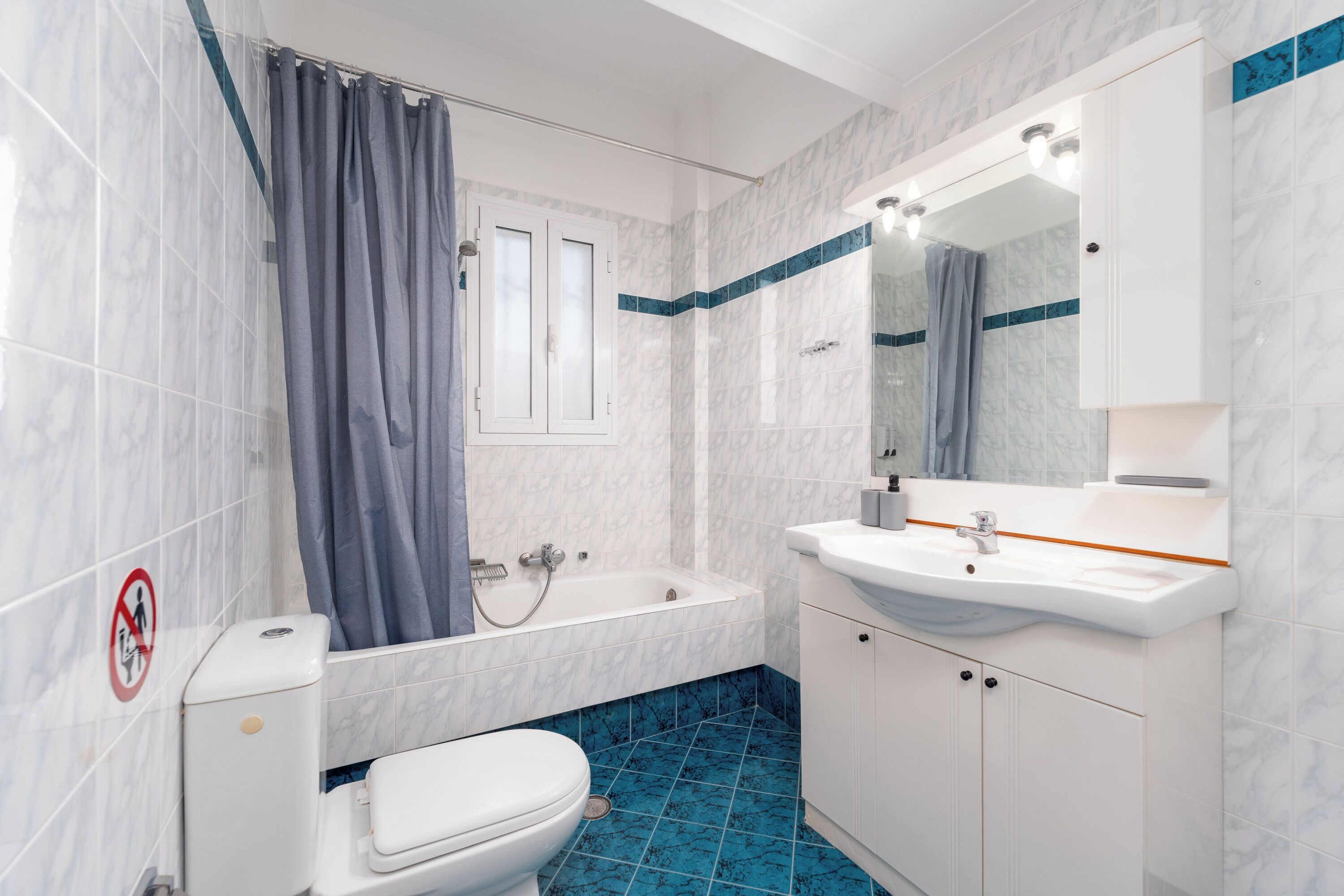 Een haardroger, handdoeken