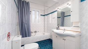 Een haardroger, handdoeken