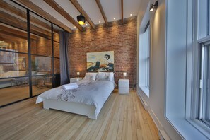 1 chambre, bureau, fer et planche à repasser, lit de bébé portatif
