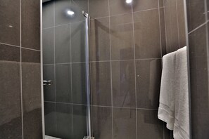 Douche, séchoir à cheveux, serviettes fournies, savon