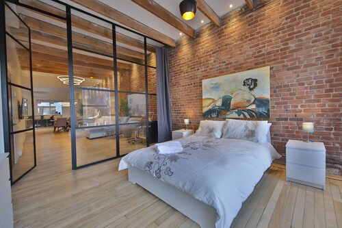 Cutting Edge condo in Old Montreal with private terrace