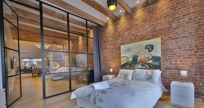 Cutting Edge condo in Old Montreal with private terrace