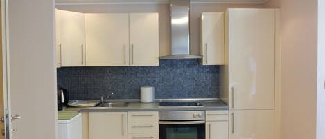 Fridge, oven, stovetop, coffee/tea maker
