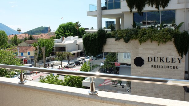 Un bâtiment moderne sur lequel on peut lire l’inscription « Dukley Residences ».