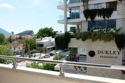 Modern one bedroom, just steps away from Old Town and sea