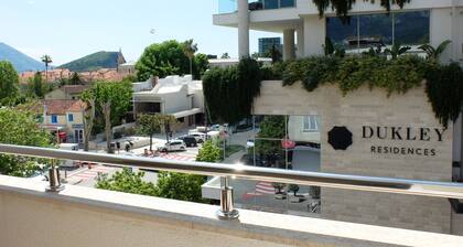 Modern one bedroom, just steps away from Old Town and sea