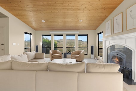 Interior. Biggest Backyard in Bodega Bay + Hot Tub
