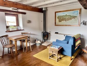 Living area - A little house near the coast. Mountain views (Asturias)