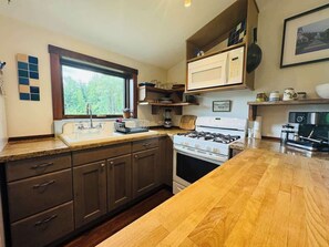 Fridge, oven, stovetop, coffee/tea maker - The Barn (Fernie)