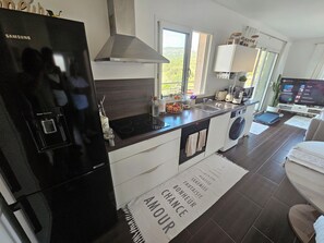 Réfrigérateur, micro-ondes, four, plaque de cuisson