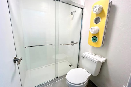 Shower, rainfall showerhead, free toiletries, hair dryer. Baymont By Wyndham Metter