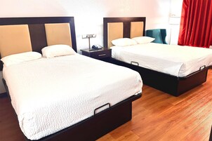 Quarto, 2 camas de casal, para não fumantes | Cortinas blackout, ferros/tábuas de passar roupa, Wi-Fi de cortesia