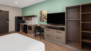 Room, 1 Queen Bed, Mobility Accessible, Non Smoking (Bathtub w/Grab Bars) | Desk, laptop workspace, blackout drapes, free WiFi
