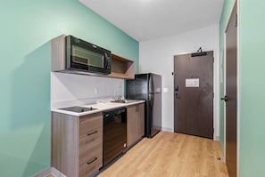 Full-size fridge, microwave, stovetop