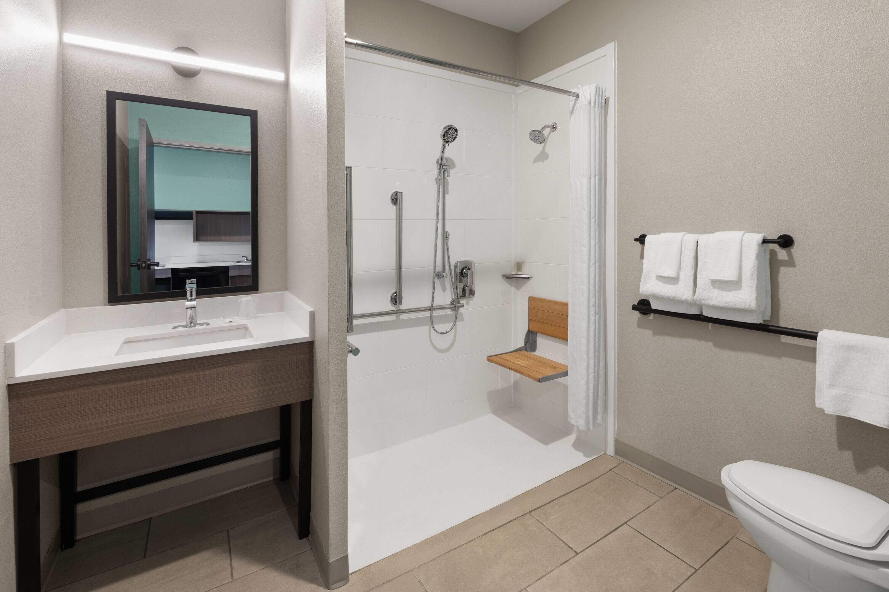 Chambre, 1 grand lit, accessible aux personnes à mobilité réduite, non-fumeur (Bathtub w/Grab Bars) | Bureau, espace de travail pour ordinateurs portables