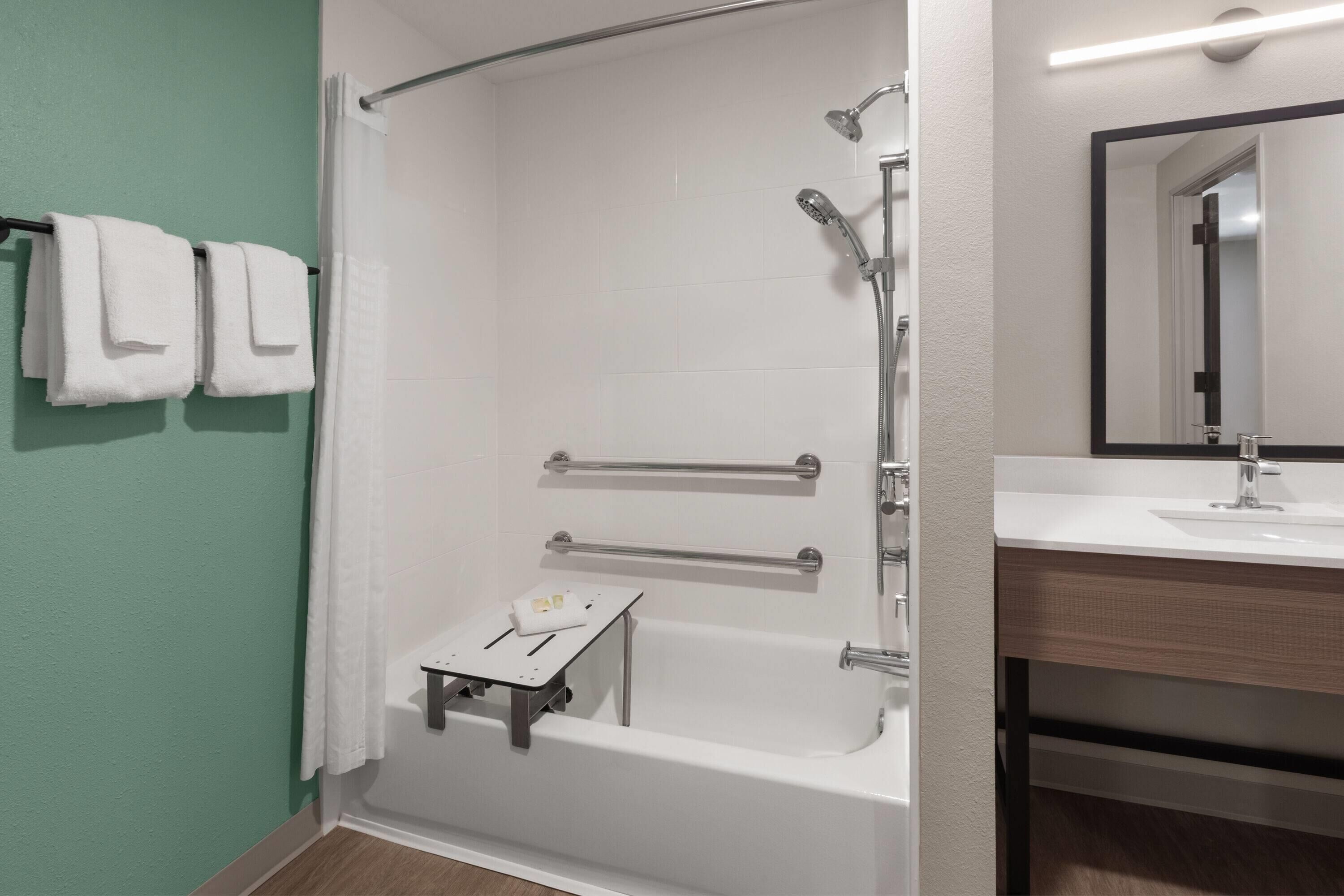 Room, 1 Queen Bed, Mobility Accessible, Non Smoking (Bathtub w/Grab Bars) | Accessible bathroom