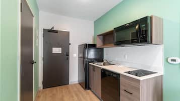 Grand réfrigérateur, micro-ondes, plaque de cuisson