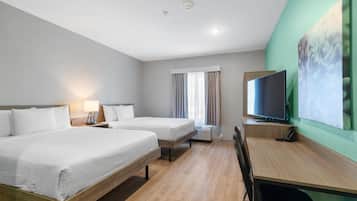 Escritorio, espacio para trabajar con laptop y cortinas blackout