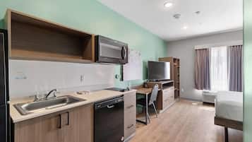 Refrigerador con freezer, microondas, placa de cocina