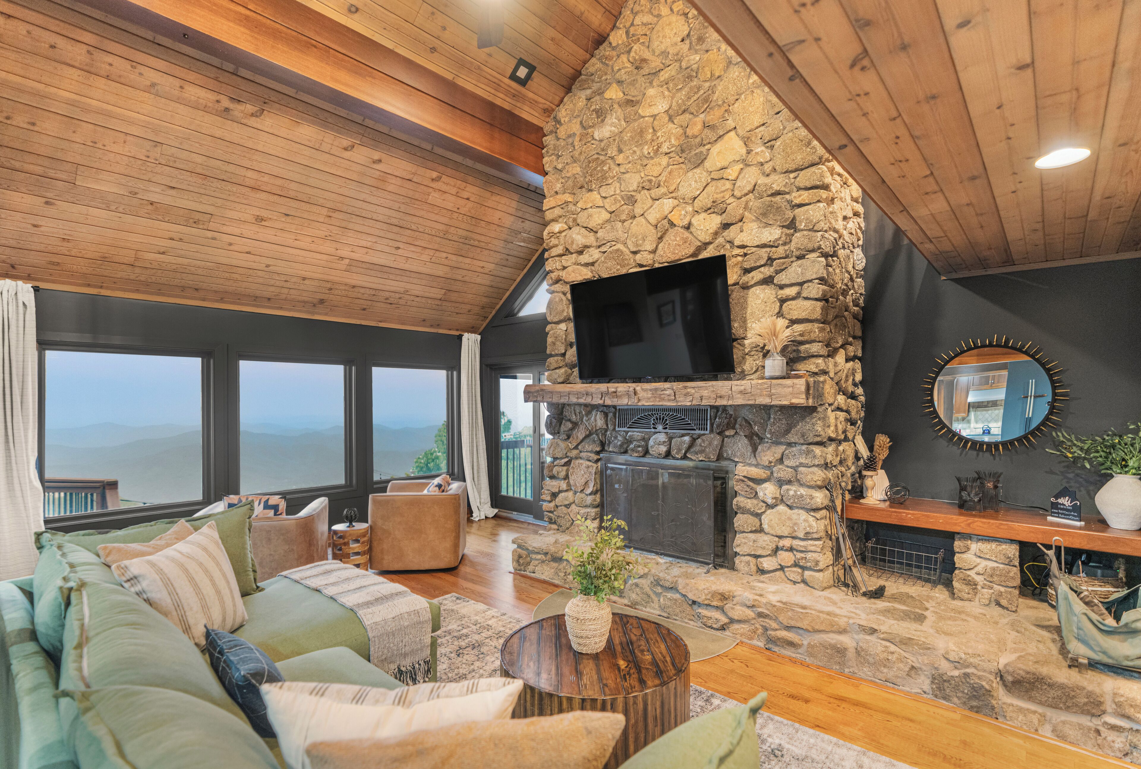 Smart-TV, Kamin, Tischtennisplatte