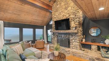 Smart-TV, Kamin, Tischtennisplatte