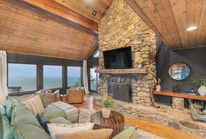 Smart TV, caminetto, tavolo da ping pong