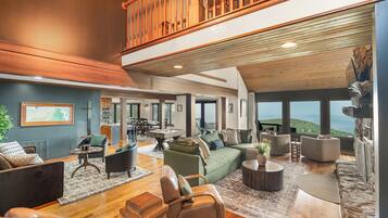 Smart TV, chimenea y tenis de mesa