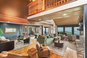 Smart TV, caminetto, tavolo da ping pong