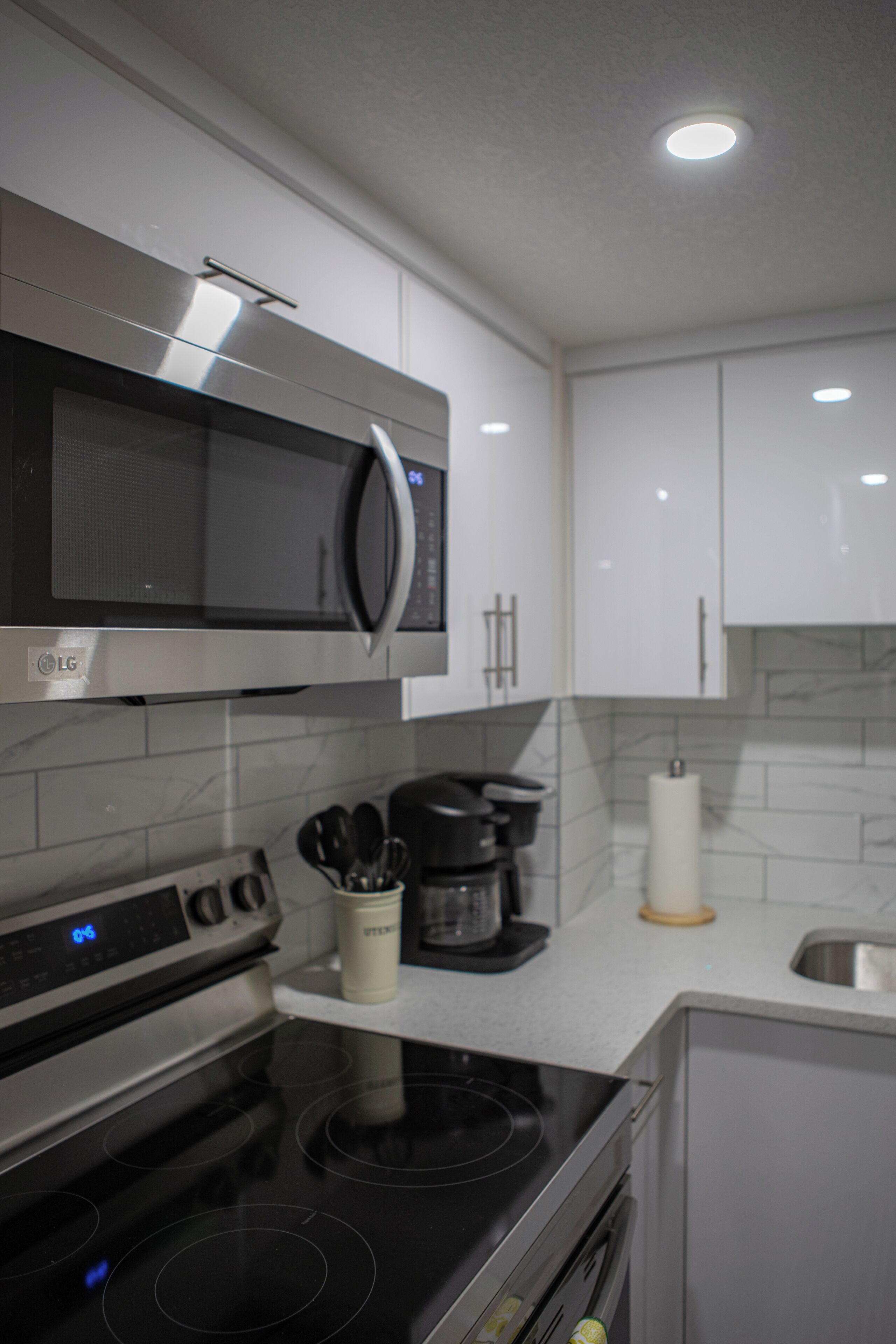 Jääkaappi, mikroaaltouuni, uuni, liesi