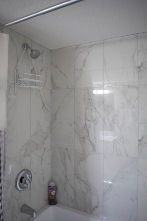 Haartrockner, Handtücher, Seife, Toilettenpapier