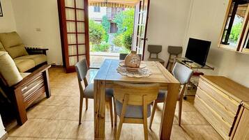 Bungalow, 3 Bedrooms, Smoking, Balcony | Dining