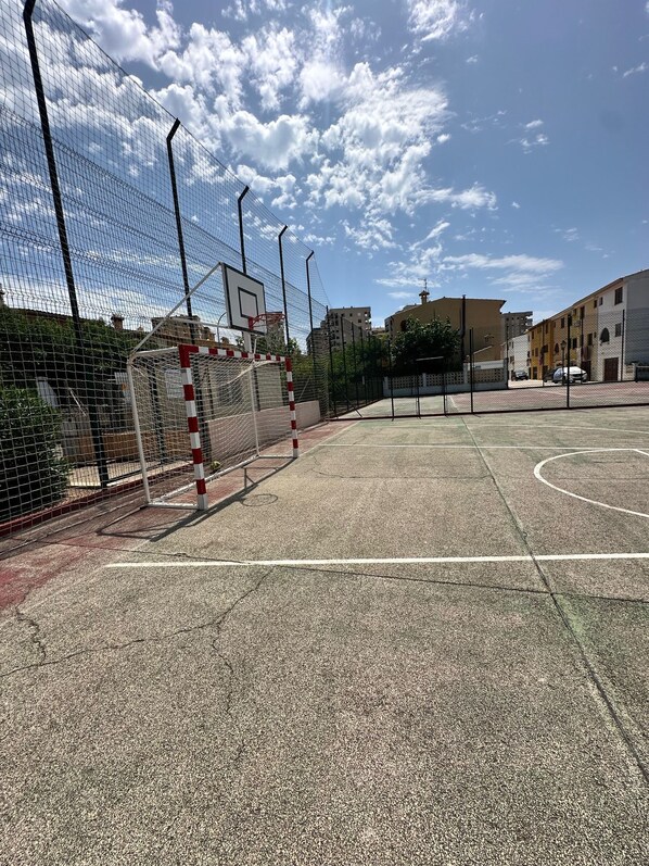 Bangalô, 3 quartos, para fumantes, sacada | Campo esportivo