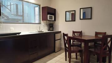 Studio, 1 Bedroom | Dining room