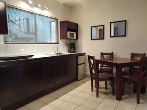 Studio, 1 Bedroom | Dining room
