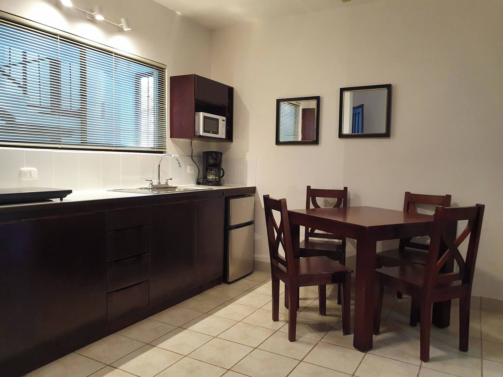 Studio, 1 Bedroom | Dining room