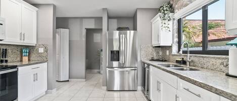 Fridge, oven, stovetop, coffee/tea maker
