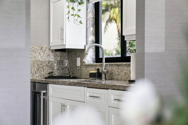 Refrigerador, horno, placa de cocina, cafetera/tetera