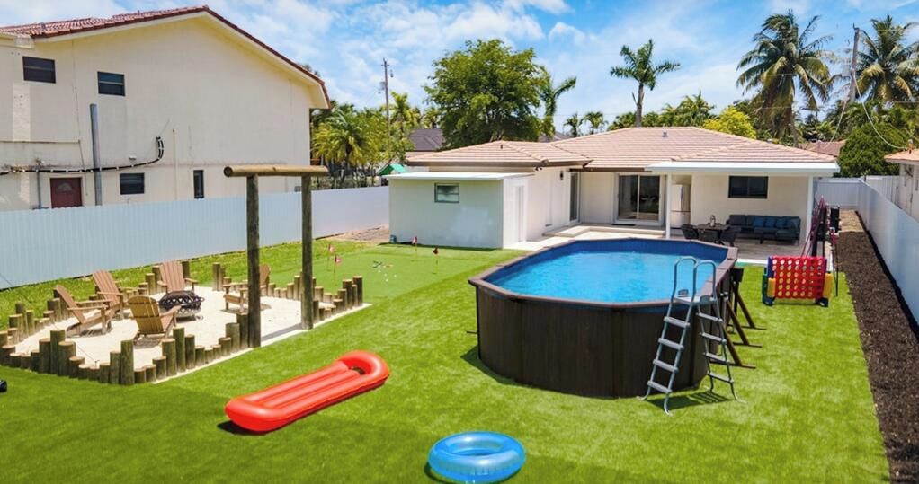 Un jardin avec une piscine, un toboggan et une petite terrasse.
