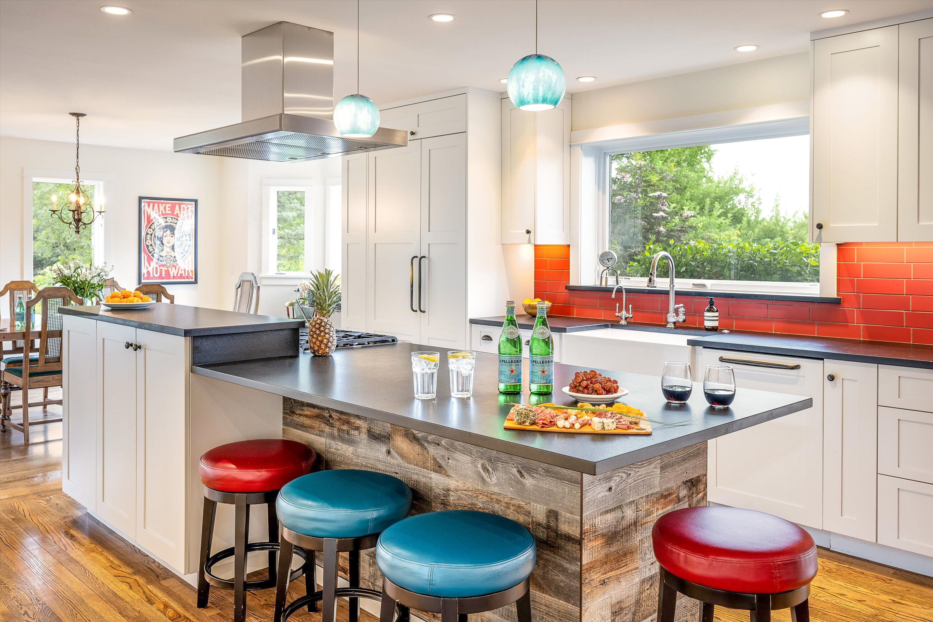 Fridge, oven, stovetop, coffee/tea maker