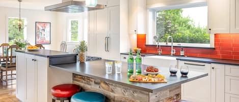 Fridge, oven, stovetop, coffee/tea maker