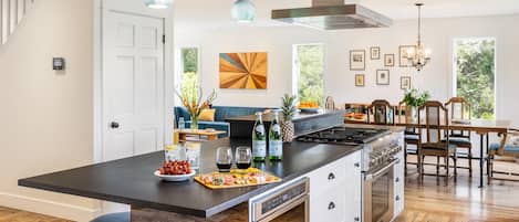 Fridge, oven, stovetop, coffee/tea maker