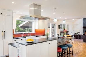 Fridge, oven, stovetop, coffee/tea maker - Peaceful Retreat with Outdoor Oasis — 10-min to Downtown (Boulder)