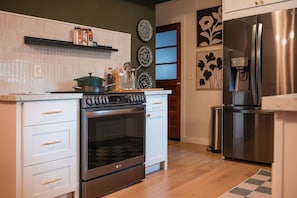 Fridge, microwave, oven, stovetop - Clean, Spacious, Fenced, Group Ready, As Seen On Apartment Therapy (New Albany)