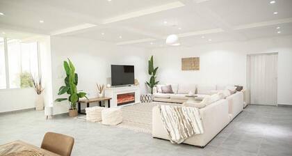 Ain Al Damany 4-bedroom Desert Villa with BBQ Loung & Safari Attraction